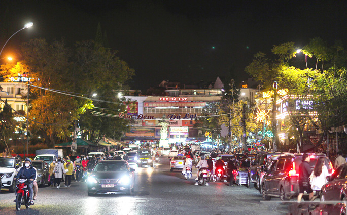 Theo cơ quan chức năng , lượng khách lên Đà Lạt tham quan, nghỉ dưỡng ước tính khoảng 60.000 lượt trong 3 ngày đầu năm 2022.