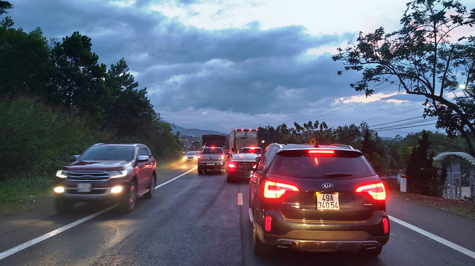 Lượng xe của khách du lịch đổ về tăng đột biến khiến Quốc lộ 20 nhiều nơi bị quá tải.