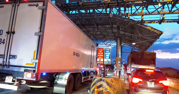 Trạm thu phí Liên Đầm trên Quốc lộ 20 (huyện Di Linh, tỉnh Lâm Đồng) quá tải do lượng phương tiện lưu thông tăng đột biến.