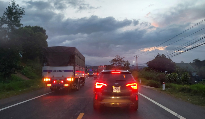 Các phương tiện lưu thông trên Quốc lộ 20 theo hướng TP Đà Lạt - TP HCM.gặp khó khăn