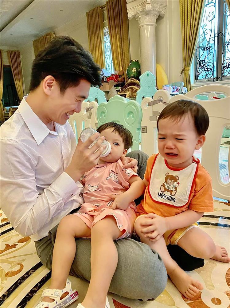 Bận trăm công nghìn việc nhưng Quang Vinh vẫn luôn dành thời gian cho các con.