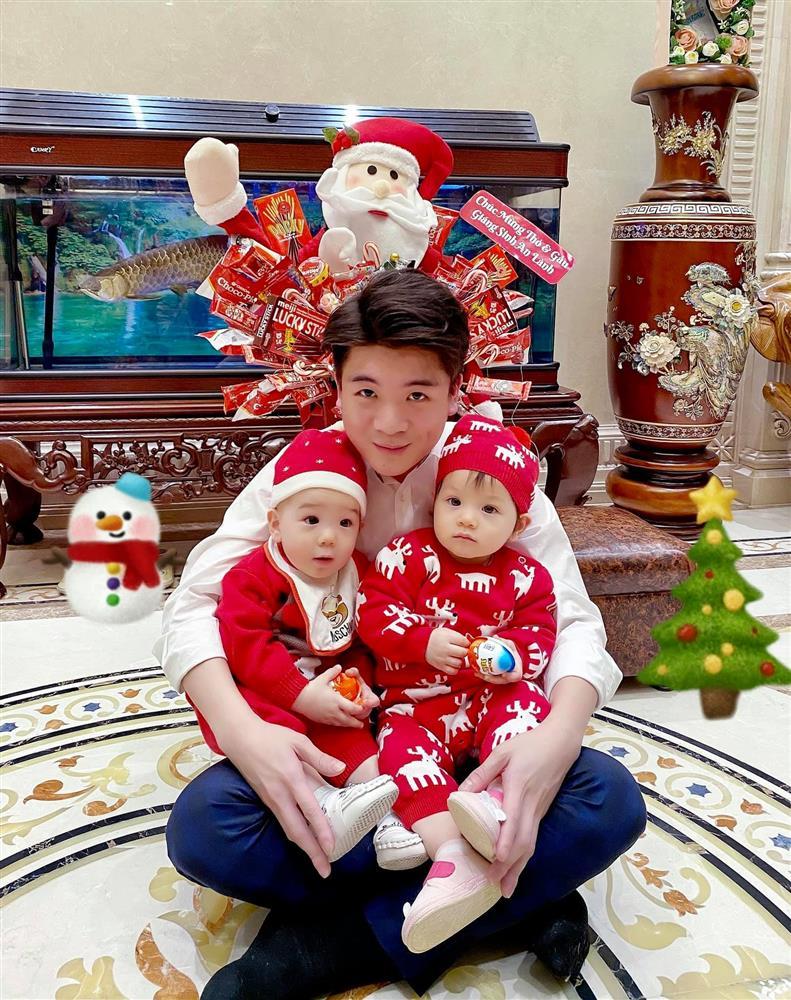 Con trai bầu Hiển ân cần, gần gũi các con.