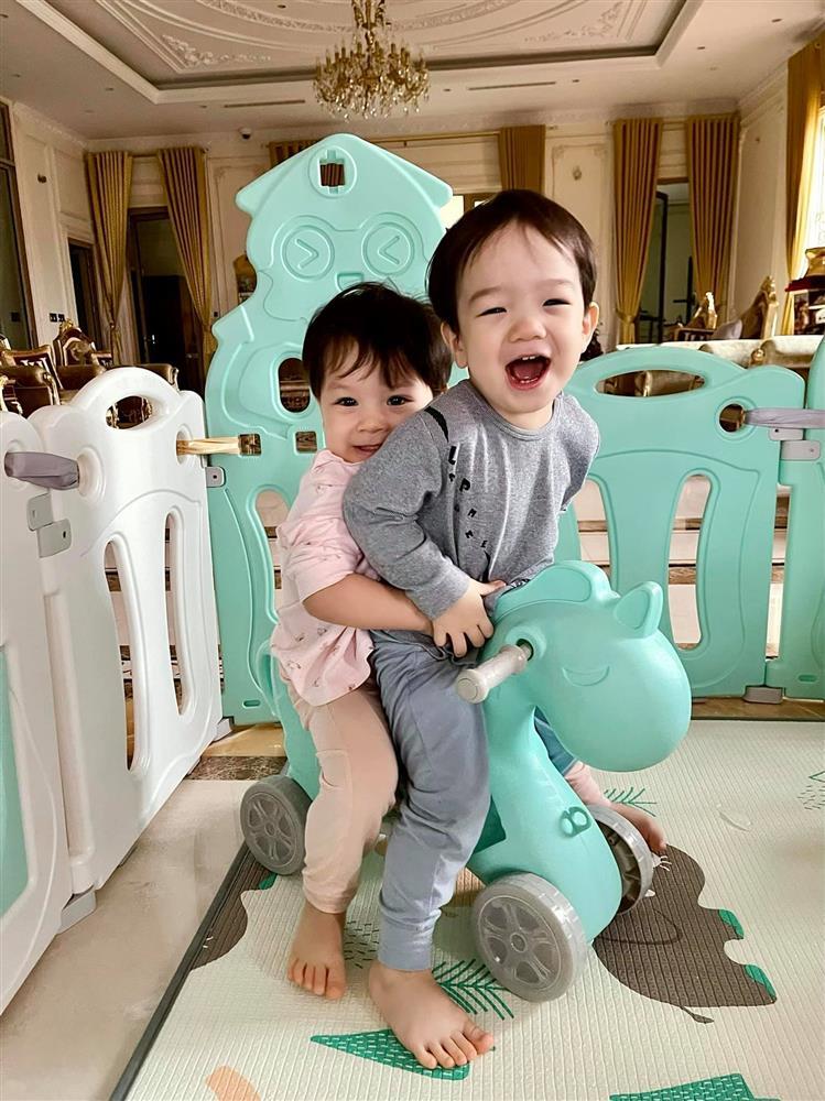 Anh từng chia sẻ rằng, điều tuyệt vời nhất là được thấy nụ cười của hai con mỗi ngày.