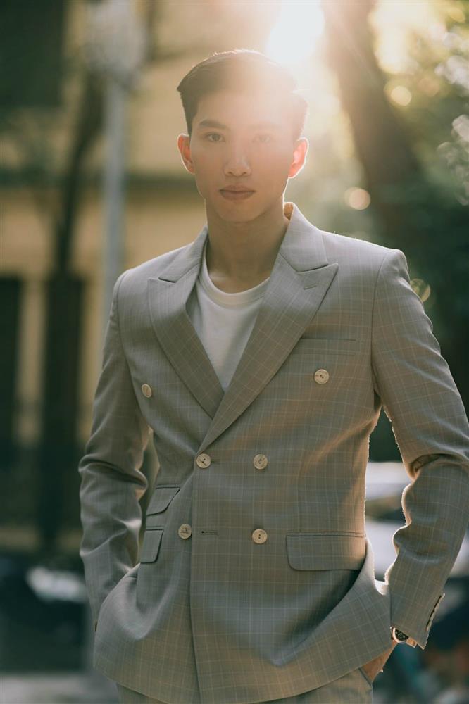 Nhiều người bày tỏ không nhận ra đây là chàng hậu vệ máu lửa thường thấy trên sân cỏ.