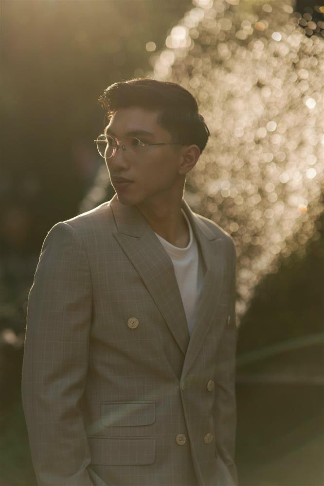 Những gì mọi người có thể nhìn thấy lúc này là một Đoàn Văn Hậu lịch thiệp, soái ca và trưởng thành.