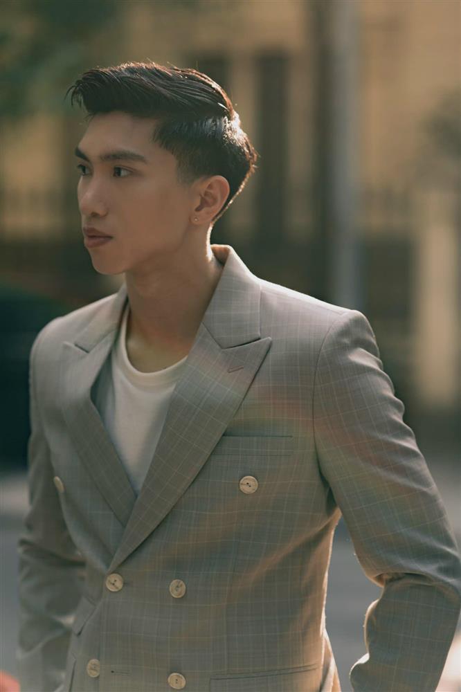 Với chiều cao 1m86, nam cầu thủ trông chẳng kém gì người mẫu ảnh chuyên nghiệp.