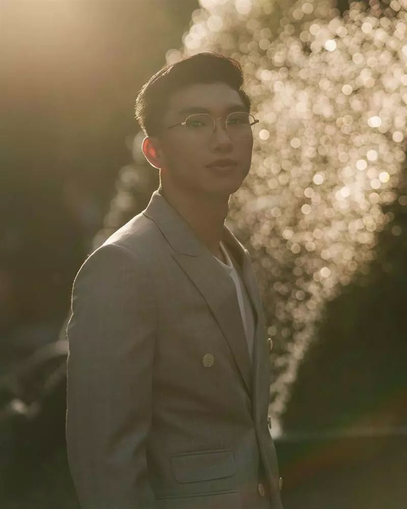 Hiếm lắm mới thấy chân sút Thái Bình tươi tỉnh hơn một chút trong bộ ảnh.