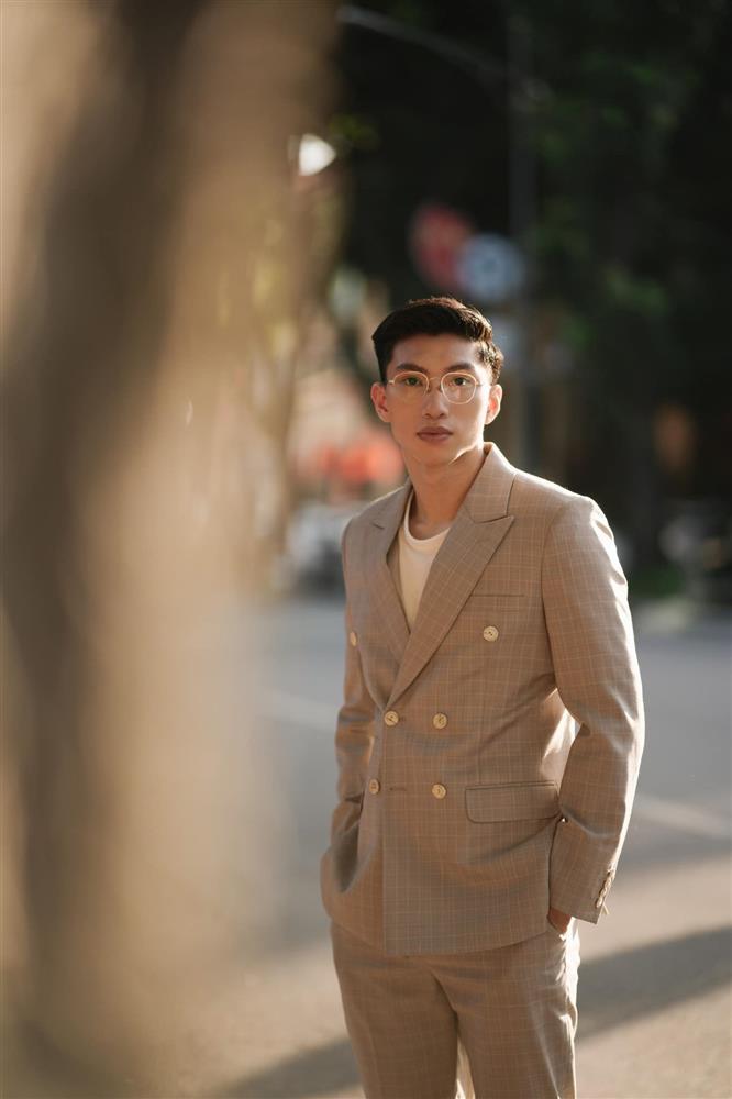 Đoàn Văn Hậu mới đây gây chú ý khi đăng tải bộ ảnh về bản thân. Trong hình, chân sút Thái Bình diện vest lịch lãm - phong cách hiếm thấy ở một cầu thủ.