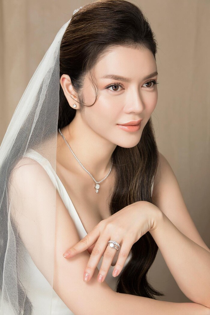 Để khán giả vơi bớt lo lắng, cô nàng hài hước chia sẻ lý do mắc bệnh là do chưa yêu ai ở hiện tại.