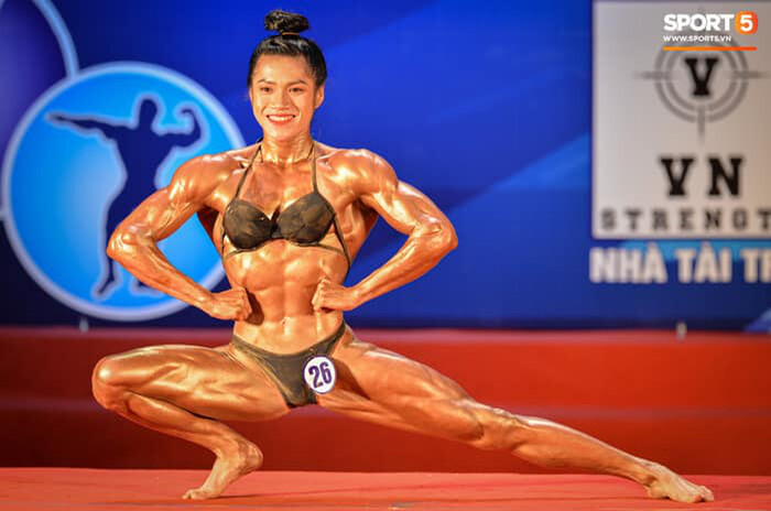 Niềm đam mê với thể hình của cô gái trẻ vấp phải nhiều lời bàn tán và phản ứng trái chiều. Tuy vậy, cô vẫn quyết tâm theo đuổi đam mê và nỗ lực để có được những thành tích tốt nhất.