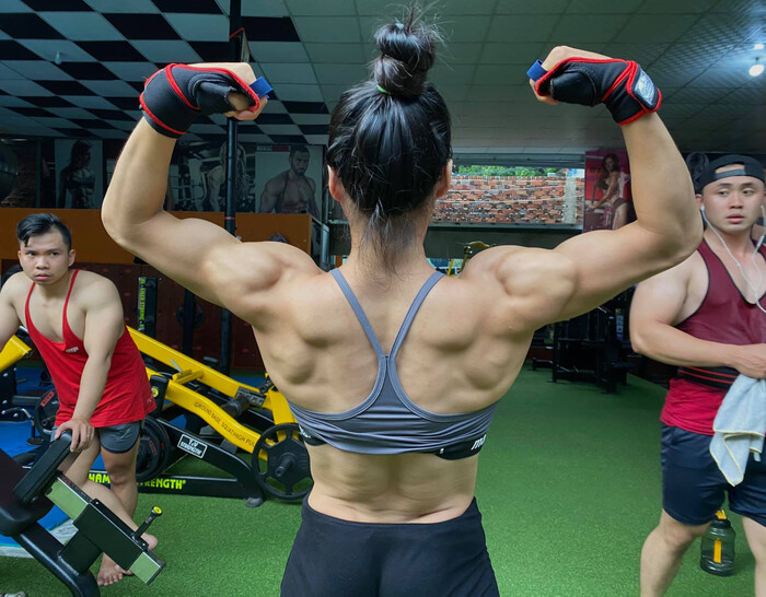 Nhiều người bàn tán nhưng cô vẫn kiên định với niềm đam mê của bản thân. Cô phải tập luyện cực kỳ vất vả với cường độ cao. Cô dành từ 4 - 6 giờ/ngày để tập luyện