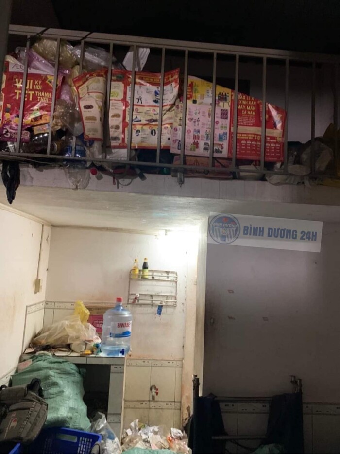 Bức tường nhem nhuốc, ẩm mốc gây mùi khó chịu. Ảnh: Page Bình Dương 24h