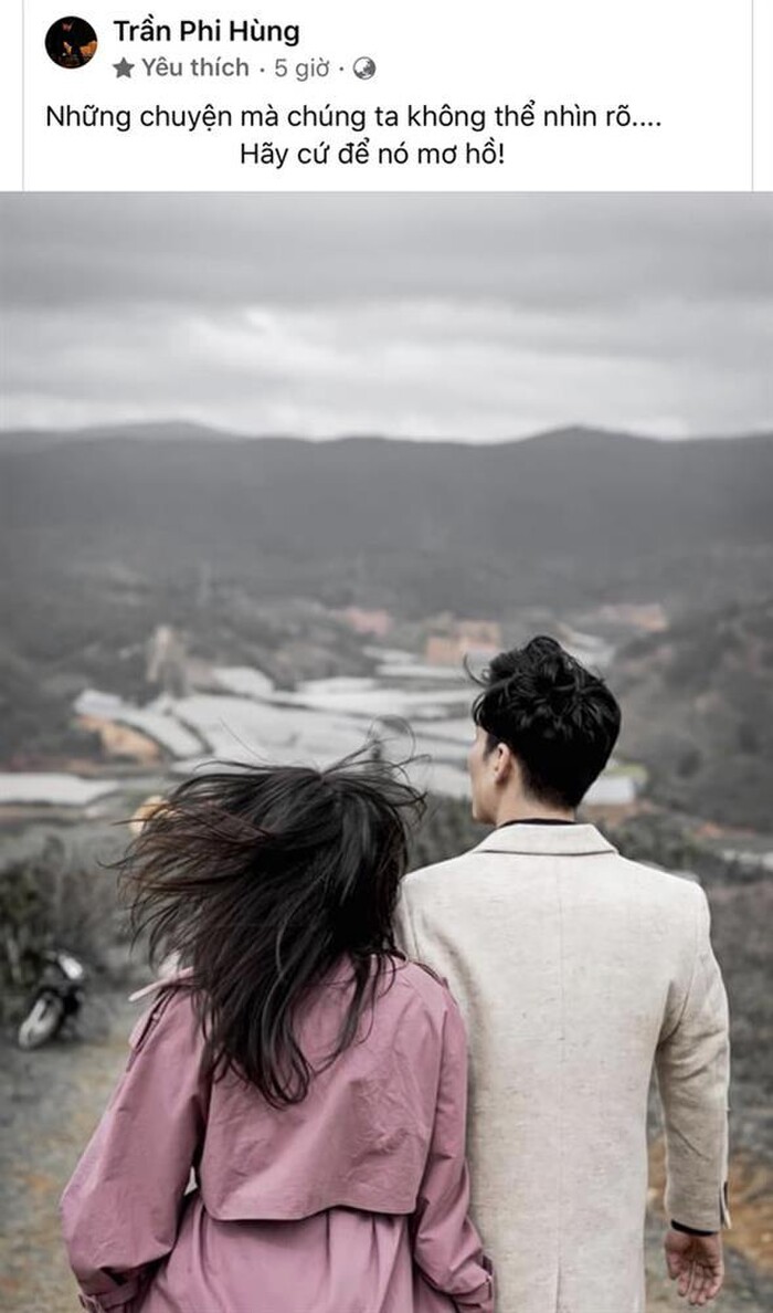 Phi Hùng đăng ảnh tình tứ bên cô gái lạ