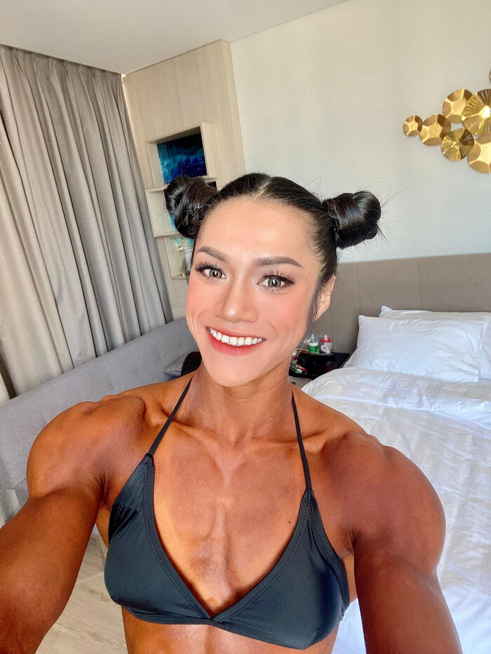 Cô tập gym đã 4 năm và theo đuổi con đường thể hình chuyên nghiệp.