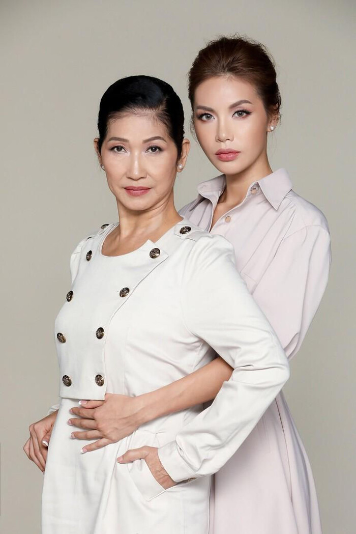 Cũng rất nhiều người nhận xét, chân dài sinh năm 1992 thừa hưởng nhiều nét đẹp từ mẹ. 