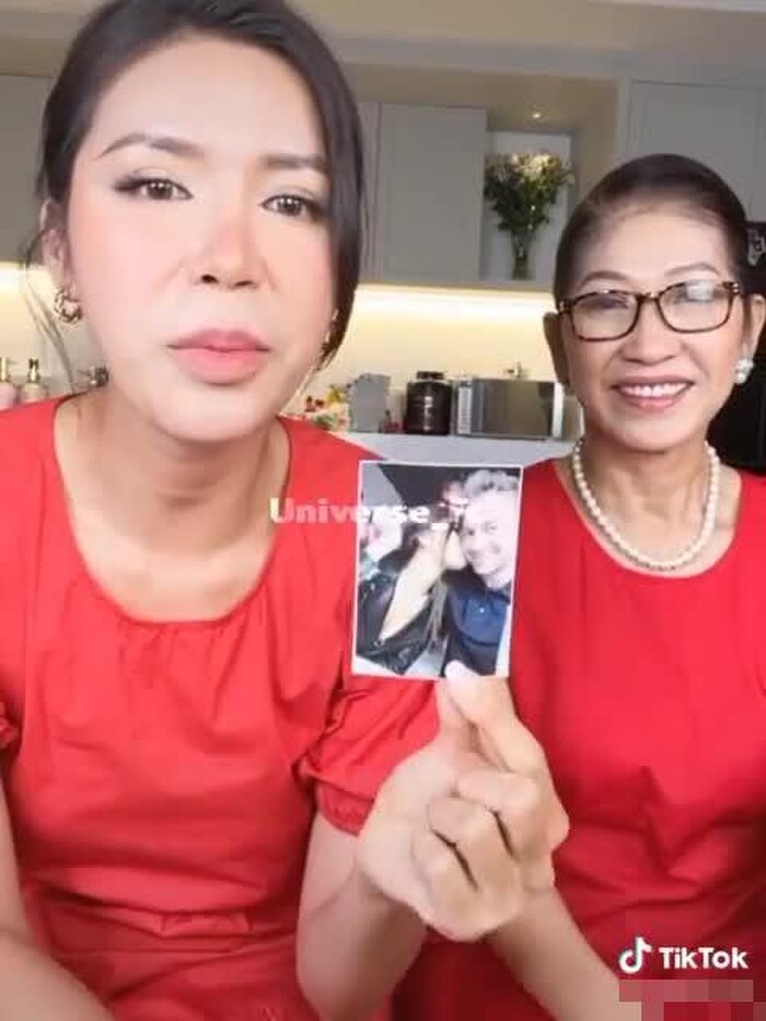 Bà rất hài lòng về sự lựa chọn của con gái.