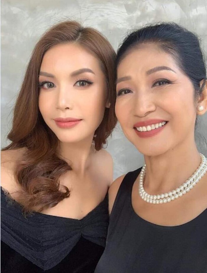 Chính vì chứng kiến sự vất vả của mẹ nên khi trưởng thành Minh Tú đã phấn đấu rất nhiều để báo đáp công nuôi dạy, chỉ bảo của đấng sinh thành. 