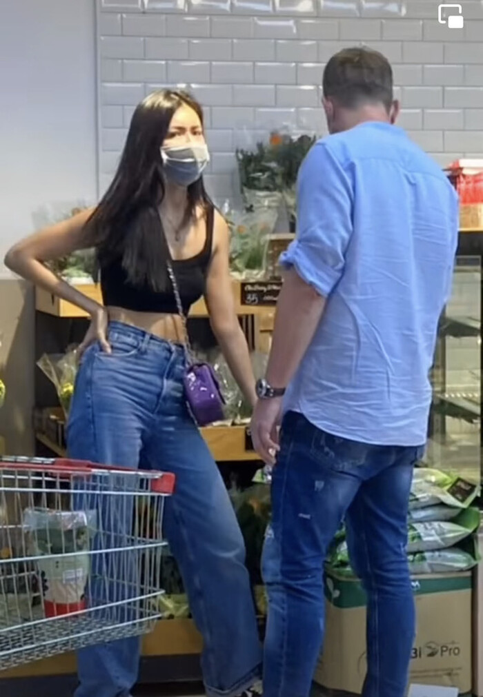 Biểu cảm của Minh Tú khi phát hiện bị chụp ảnh lén.