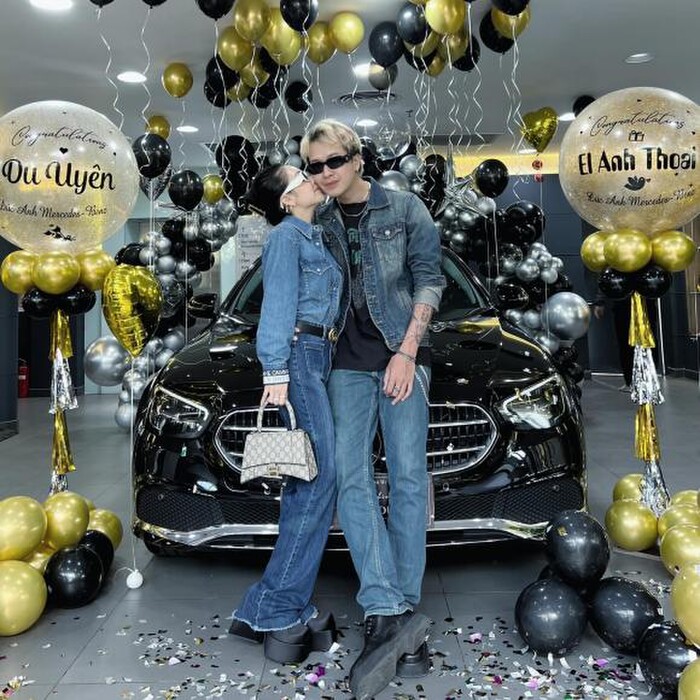 Du Uyên và bạn trai trao nụ hôn cực tình tứ trong ngày đi nhận xe hơi. 