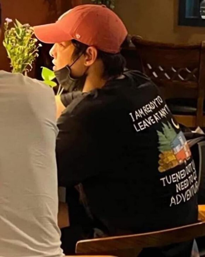 Tuy nhiên bức ảnh trên chỉ là sản phẩm photoshop, giống như tấm hình Jeon Yeo Bin bị ghép vào ảnh Song Joong Ki đi gặp gỡ bạn bè trước đó. 