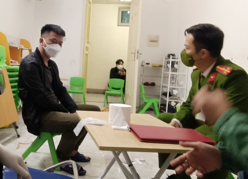 Nóng: Nghi vấn 3 kẻ lạ mặt vào căn hộ chung cư Hà Nội xịt hơi cay, trói chủ nhà cướp điện thoại - Ảnh 1.