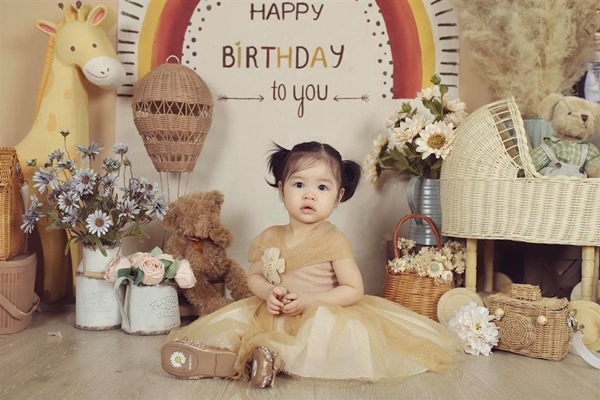 Theo một số nguồn tin, người phụ nữ của Trần Bảo Sơn là doanh nhân, không hoạt động giải trí, thuộc thế hệ 8X. Cả hai quen nhau qua một bữa tiệc tối của những người bạn chung.