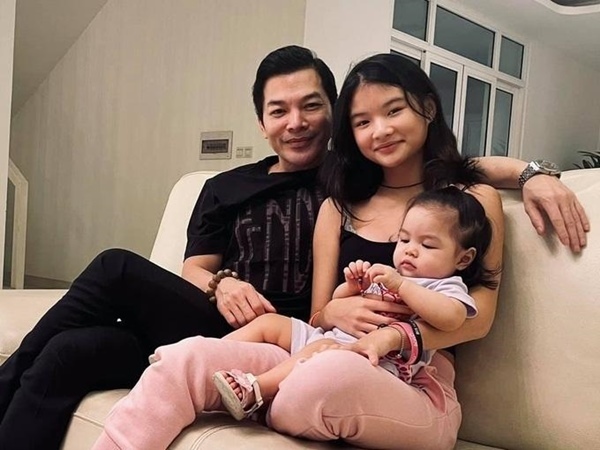 Trần Bảo Sơn hạnh phúc bên hai con gái của mình. Việc để con cái có thể sống thoải mái với nhau cho thấy anh xử lý tốt quan hệ và tạo điều kiện cho các con gần gũi, thân thiết với nhau.