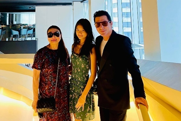 Mùa hè 2021, Bảo Tiên cùng bố đến Mỹ để chuẩn bị cuộc sống và việc học tại đây trong tương lai. Trần Bảo Sơn đưa con gái và mẹ ruột đi ăn trưa và cùng nhau mua sắm. Sau đó, Bảo Tiên còn được bố và bà nội dẫn đến những khu thương mại sang trọng để sắm sửa quần áo mới. 