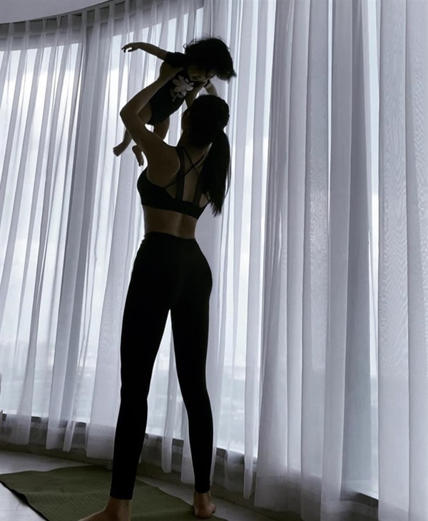 Người phụ nữ sinh con cho Trần Bảo Sơn cũng rất kín đáo về cuộc sống riêng, chủ yếu đăng ảnh con. Cô sở hữu vóc dáng đẹp, hình thể gọn gàng nhờ siêng tập thể dục. Cô từng tâm sự rất 