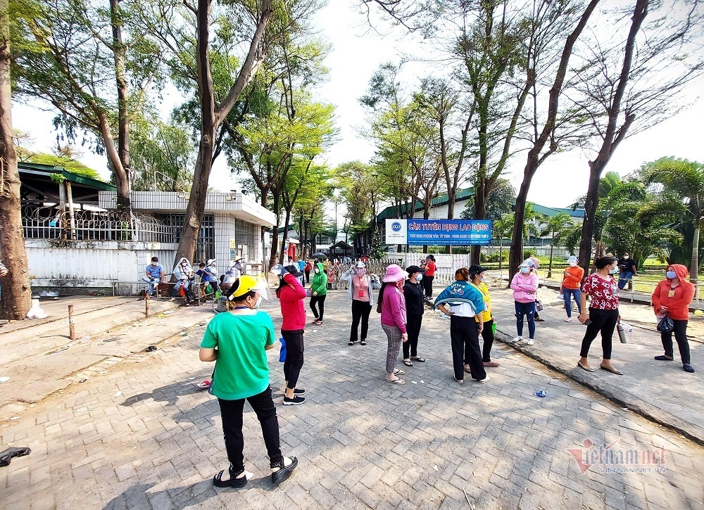 Công nhân Công ty PouChen (Đồng Nai) đã đình công sang ngày thứ 2 (ảnh: Trần Chung)