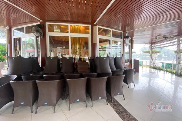 Xếp bàn ghế lại, nghỉ bán hàng như khi Hải Dương đang bị phong toả