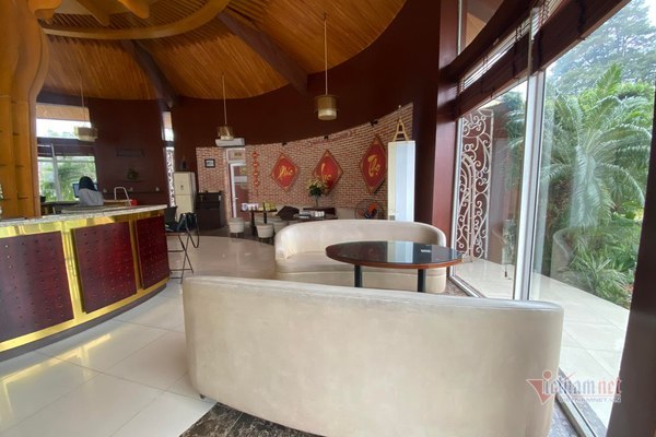 Cả cửa hàng rộng lớn không bóng khách