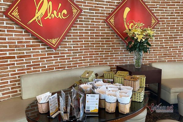 Quán đã trưng bày, trang trí Tết nhưng phải đóng cửa vì sợ chính sách buộc xét nghiệm mới được sử dụng đồ ăn, uống tại chỗ. 