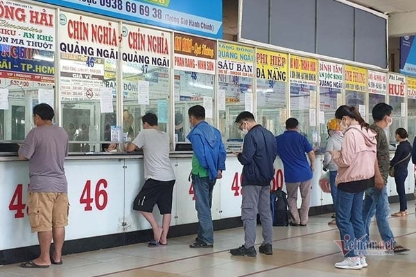 Hành khách xếp hàng dài mua vé 