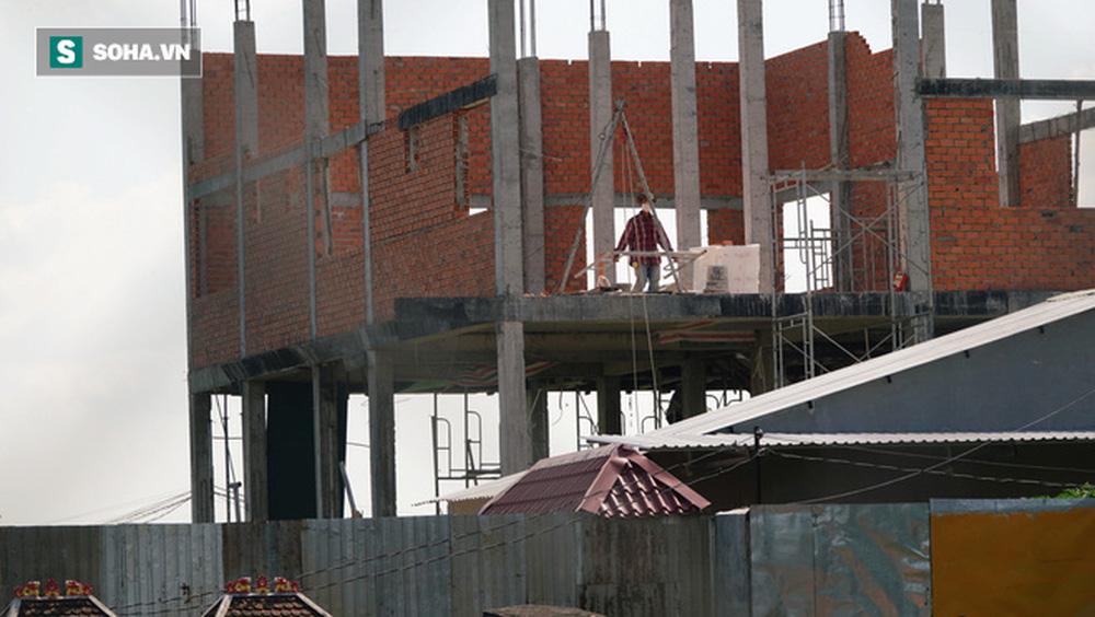 Công nhân đang tháo dỡ giàn giáo vào ngày 8/1.