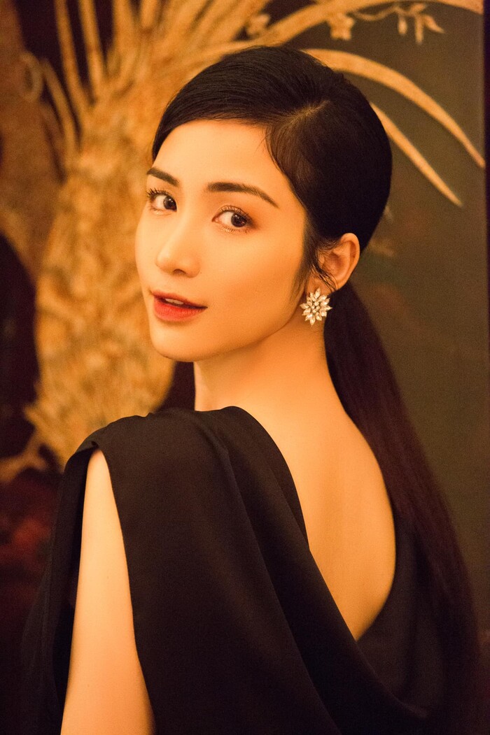 Hòa Minzy tiếp xúc gần Minh Tú hôm 7/1, trò chuyện và chụp hình vui vẻ. 