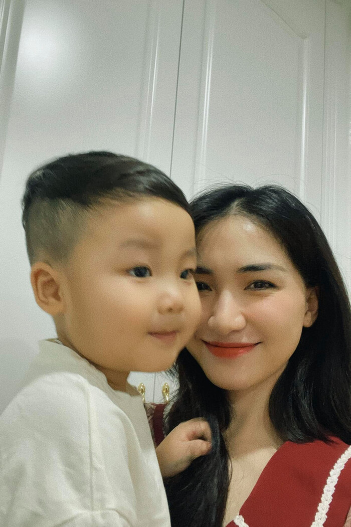 Hoà Minzy đang chờ kết quả test PCR. 