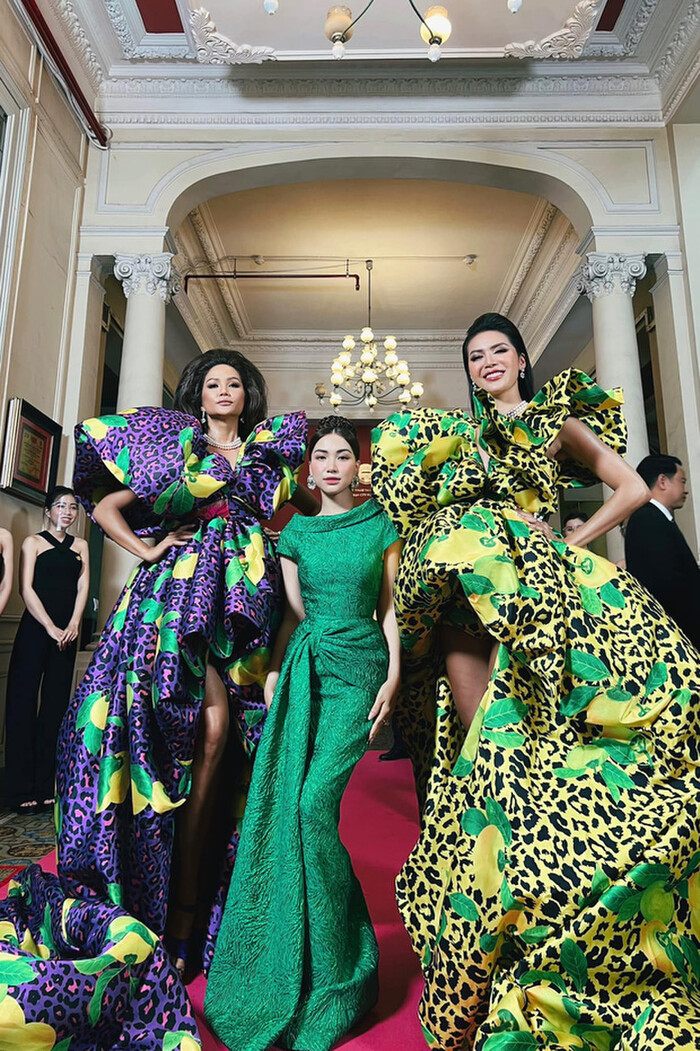 Minh Tú tiếp xúc với rất nhiều người hôm 7/1.