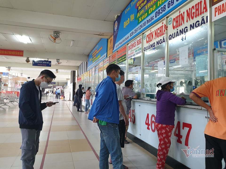 Người dân xếp hàng chờ mua vé xe 