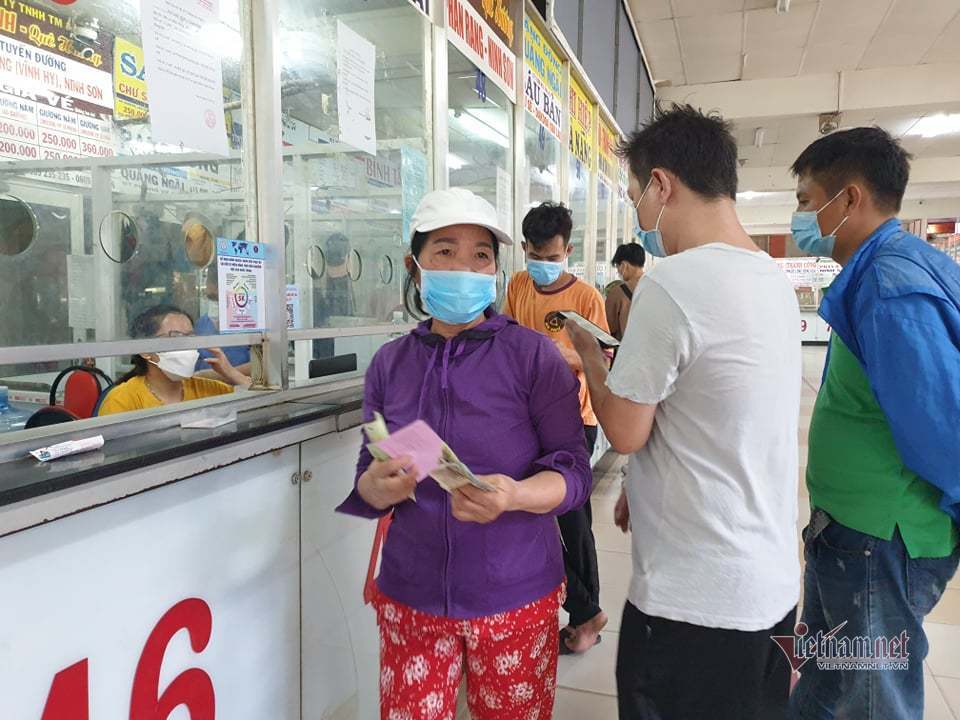 Bà Phạm Thị Lụa (quê Quảng Ngãi) mặc áo tím đến mua vé về quê đón Tết