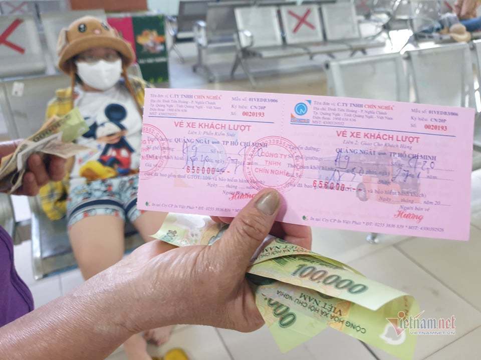 Bà Lụa cho biết mua vé rất thuận lợi và không phải chen chúc như mọi năm