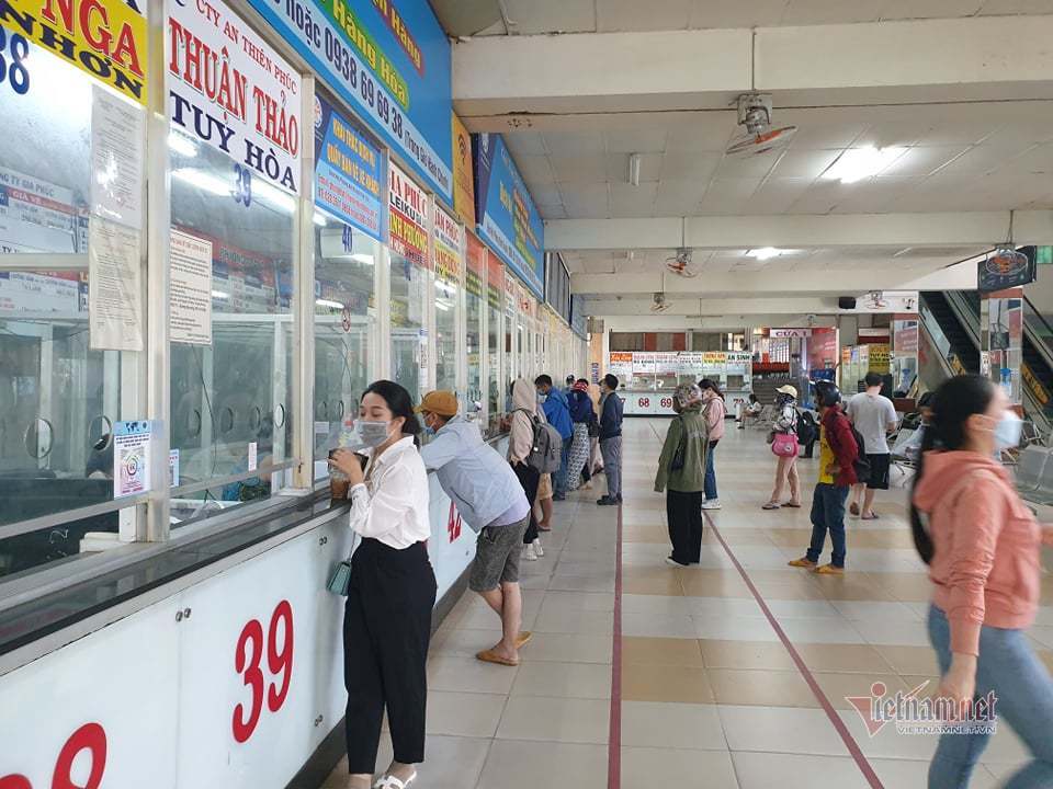 Người dân tự tin ra bến xe Miền Đông mua vé về quê đón Tết