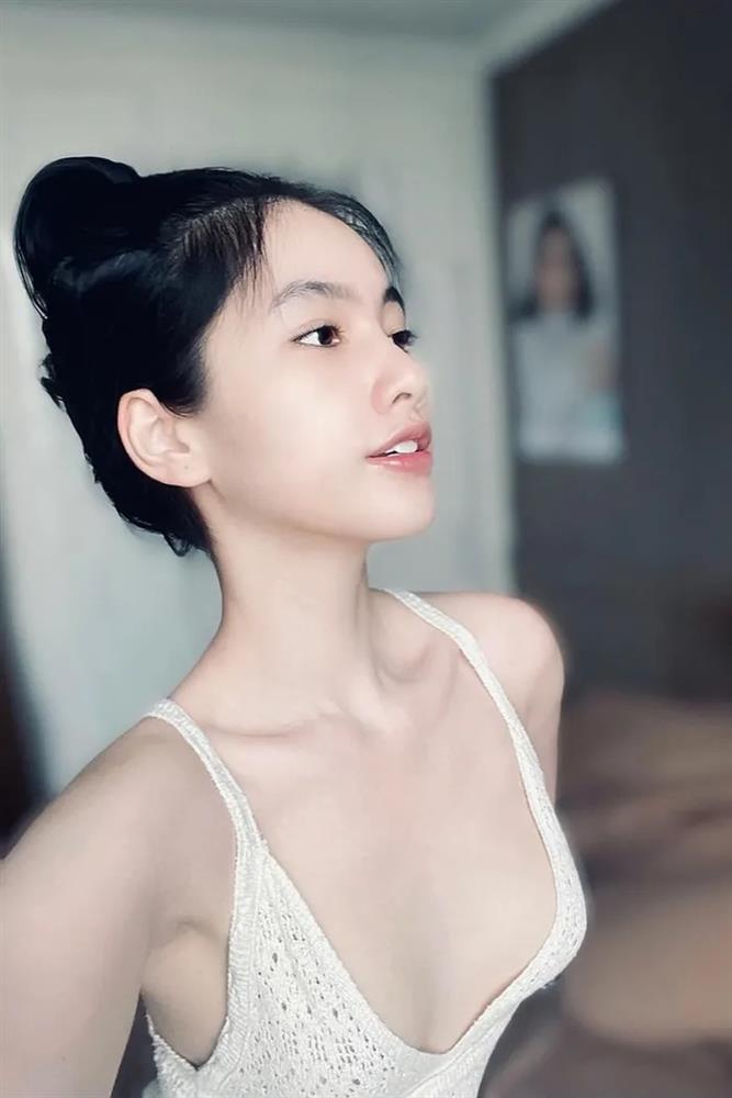 Váy áo cổ khoét sâu được Cẩm Đan trưng trổ nhiệt tình khoe làn da trắng nõn nà.