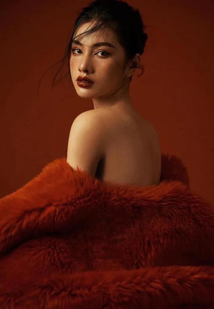 Cuối năm, trang phục sắc đỏ - màu của lễ hội lên ngôi nên được nhiều người đẹp ưu ái, Cẩm Đan cũng không ngoại lệ. Người đẹp tiếp tục thực hiện bộ ảnh mới thiêu đốt mọi ánh nhìn. Người tình tin đồn của chồng cũ Lệ Quyên khoe vẻ đẹp quyến rũ cùng trang phục lông buông lơi như sắp tụt. Cách mặc trễ nải của Cẩm Đan giúp cô khoe được vóc dáng mình hạc xương mai, võng lưng sexy khó rời mắt.