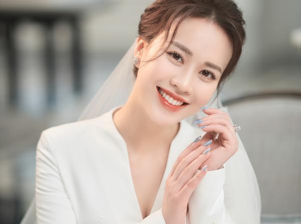 Mới đây trên trang cá nhân, MC xinh đẹp khiến dân tình trầm trồ khi khoe loạt ảnh cưới đẹp mơ màng. Cô liên tục thay nhiều bộ váy từ gợi cảm đến bánh bèo đều có cả.