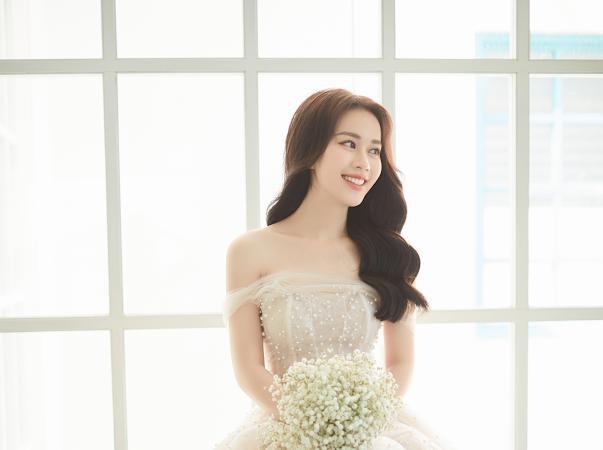 Sau khi kết hôn, Mai Phương vẫn tiếp tục theo đuổi sự nghiệp làm MC truyền hình.