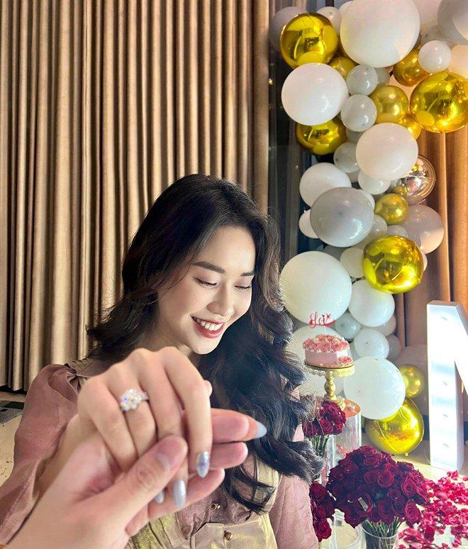 Cuối tháng 11 năm ngoái, Ngô Mai Phương của VTV gây chú ý khi tuyên bố theo chồng bỏ cuộc chơi. Đăng ảnh nở nụ cười rạng rỡ, trên tay đeo nhẫn kim cương cỡ lớn, MC 