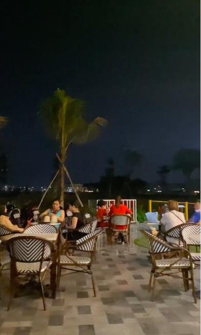 Không gian bên ngoài tiệm bánh 