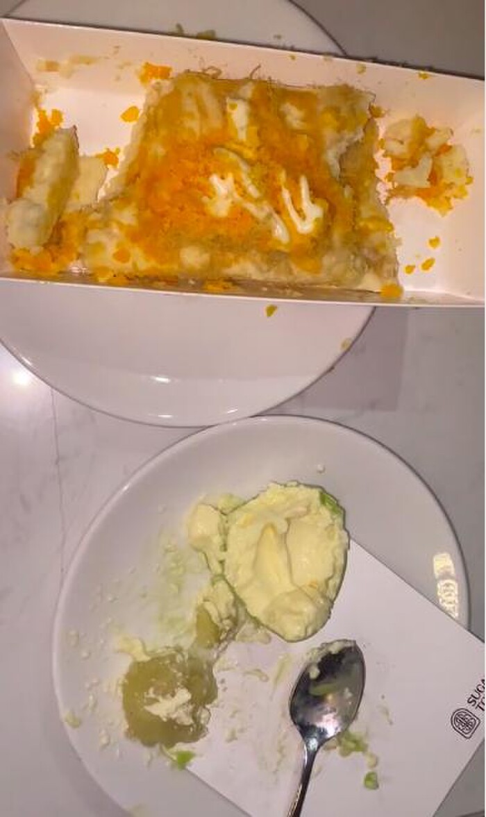 Theo như chia sẻ, các phần bánh đều bị nhóm cô gái để lại vì ăn không nổi