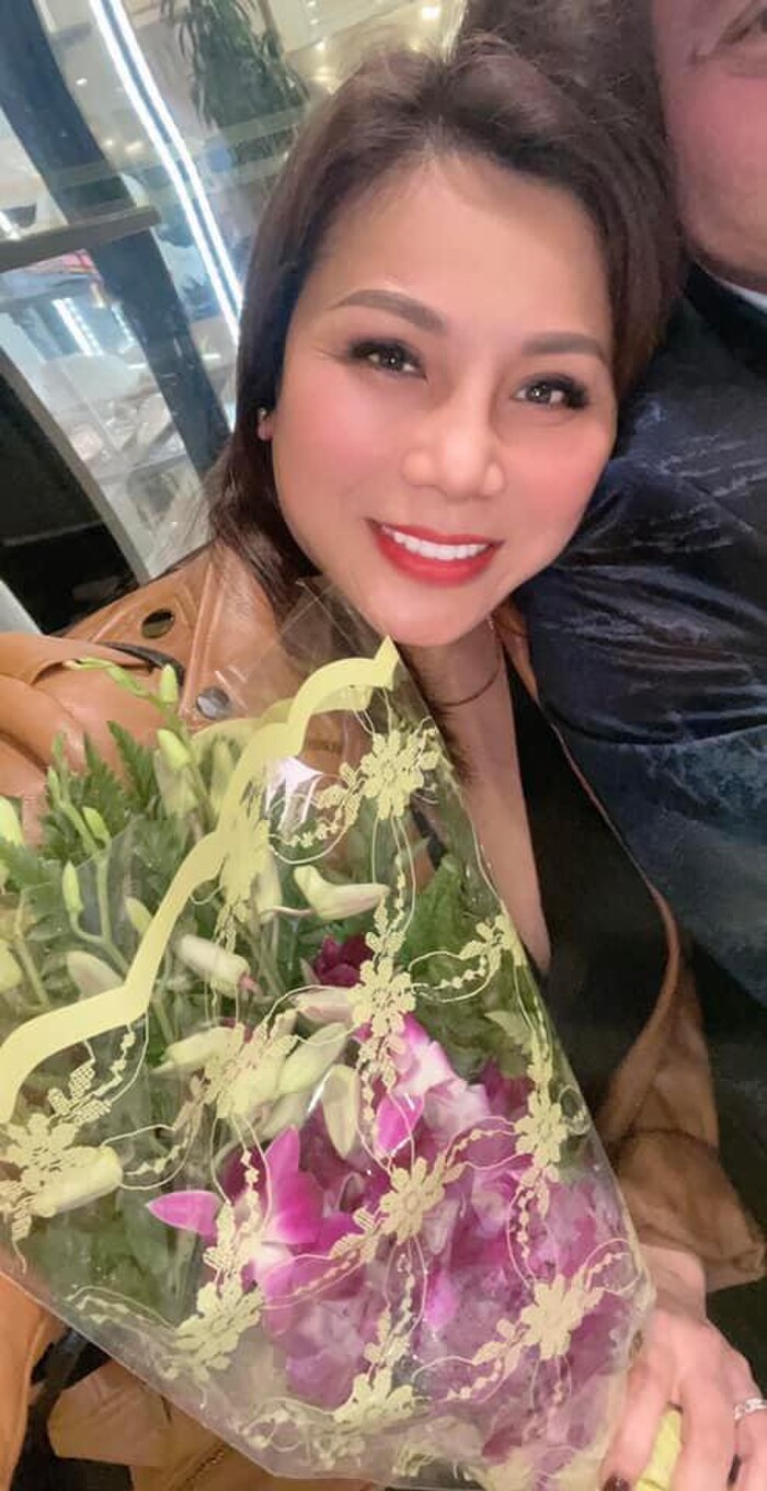 Quỳnh Như từng đăng ảnh dựa vào vai một người lạ mặt.